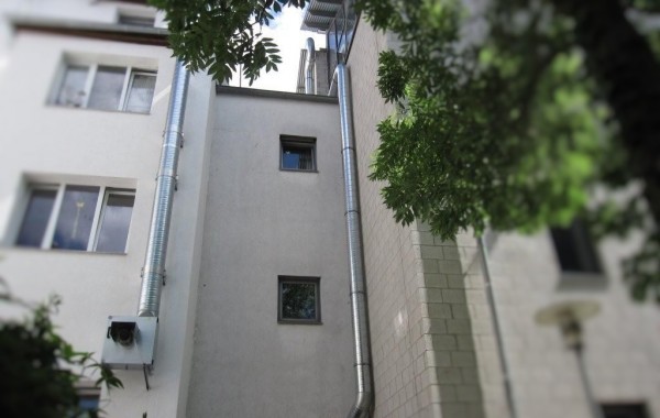 Wickelfalzrohr in D 355mm den Gebäudekonturen angepasst bis über Dach (Höhe ca. 25m) verlegt.