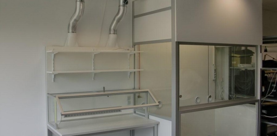 Klebearbeitsplatz inkl. Gefahrstoffhochschrank