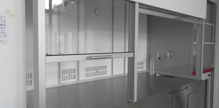 Auftischeinhausung auf Edelstahl Wandarbeitstisch aufgesetzt