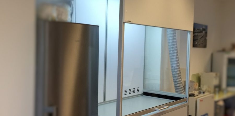 Auftischeinhausung mit Frontschieber, inkl. Gefahrstoffunterbau und HEPA-Umluftfilter