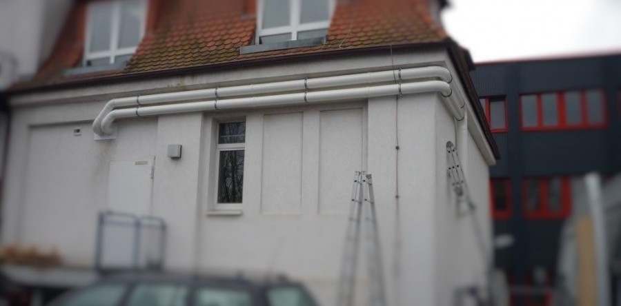 Abluftverrohrung angepasst an Gebäudeformen