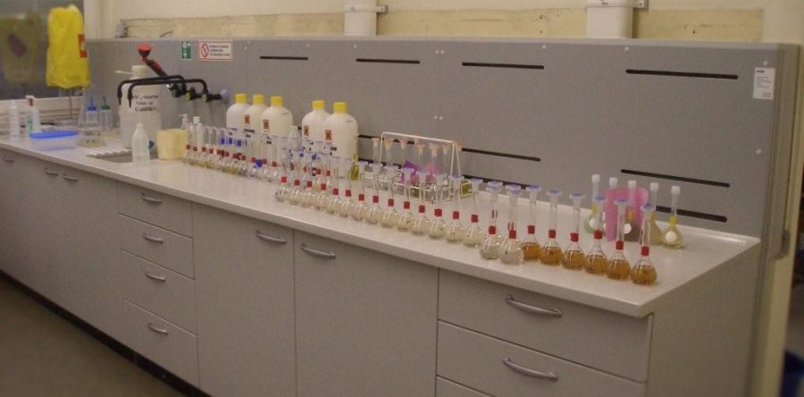 abgesaugter Laborarbeitstisch für Chemikalien