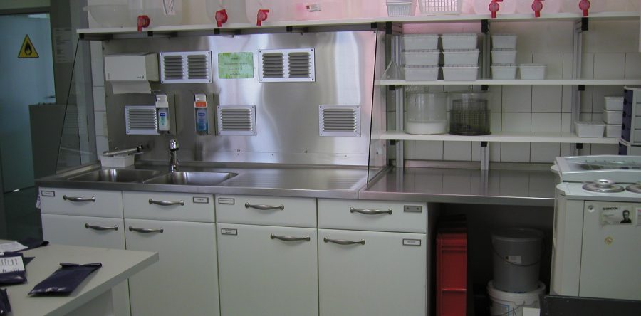 Abluftrückwand an Spültisch in einer Pathologie