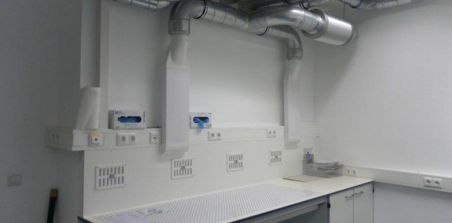 Wandarbeitstisch mit Tischflächen- und Rückwandabsaugung