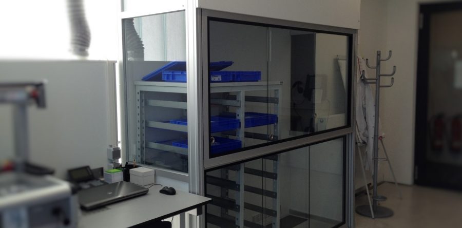 Klebearbeitsplatz, maschinell, mit perforierter Tischflächen- u. Rückwandabsaugung