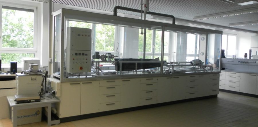 Auftischeinhausung auf freistehenden Labortisch