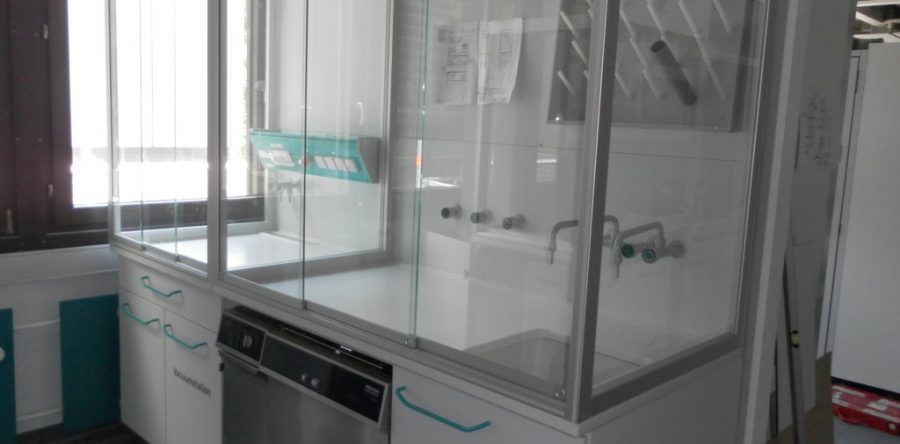 Auftischeinhausung auf Laborwandarbeitstisch/Laborwandspüle