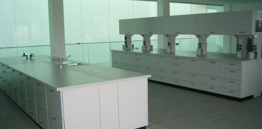 Labordoppelarbeitstische mit Hängeschränke und Energiezellen