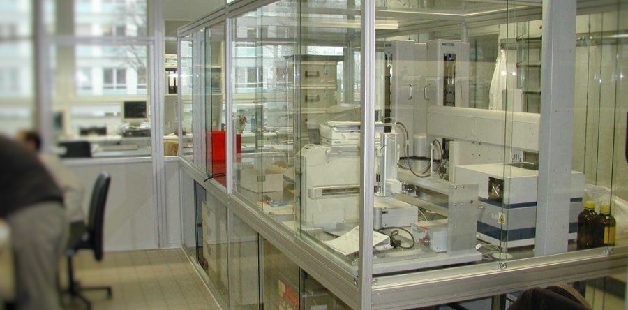 Trennwand mit integrierter Einhausung