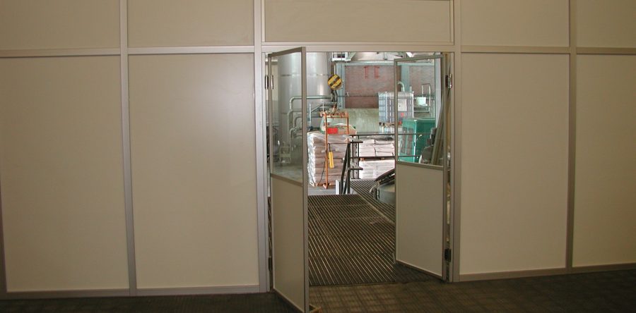 Trennwand mit Pendeltür