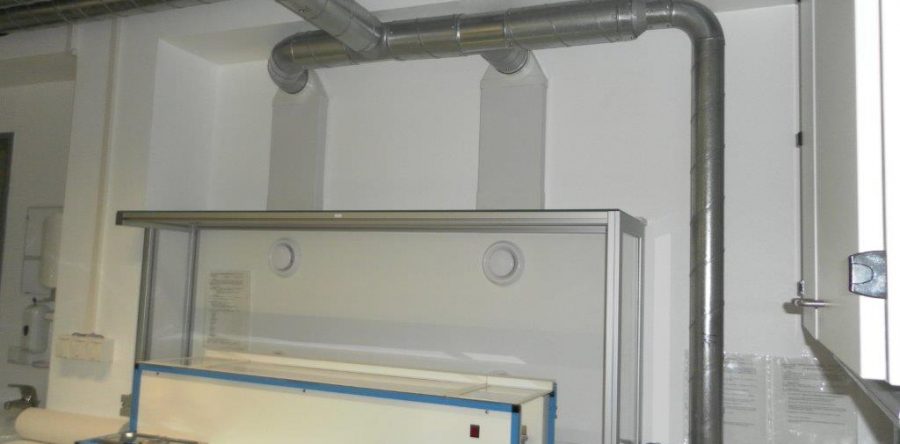 Färbeautomat Medite mit Raumbegrenzung und Rückwandabsaugung