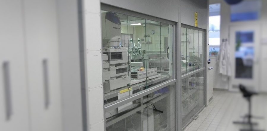 HPLC Tische in unserer Thulab Einhausung inkl. begehbare Teleskop Frontschieber Einhausung