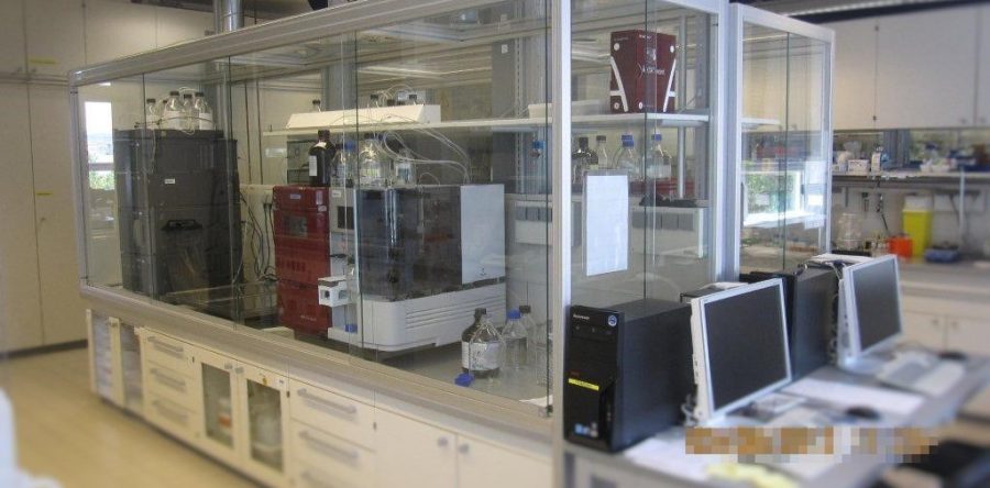 Labordoppelarbeitstisch MC6 nachträglich mit Einhausung ausgestattet