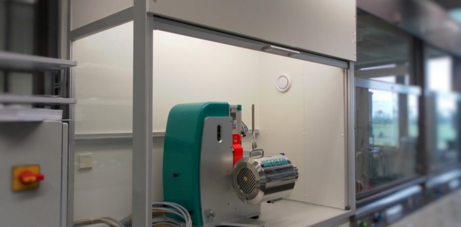 NETSCH Mühle in Frontschiebereinhausung zur Staub- und Schalleindämmung