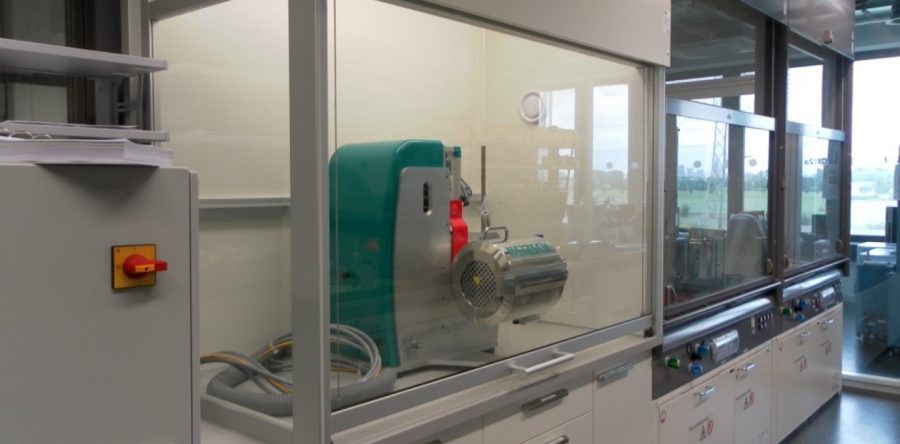 NETSCH Mühle in Frontschiebereinhausung zur Staub- und Schalleindämmung